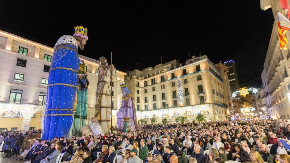 La plaza del Ayuntamiento estuvo abarrotada de personas que asistieron a la inauguración del belén gigante.