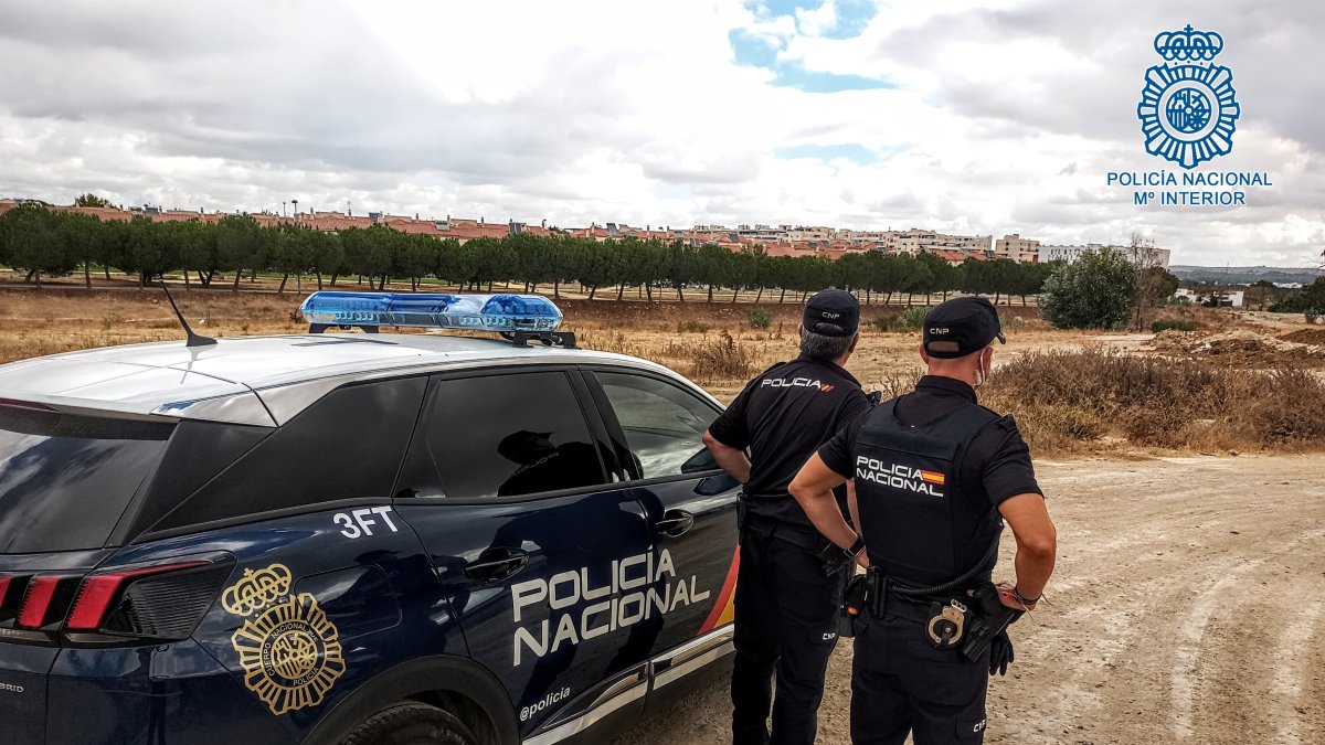 Vehículo y agentes de la Policía Nacional en Cádiz.