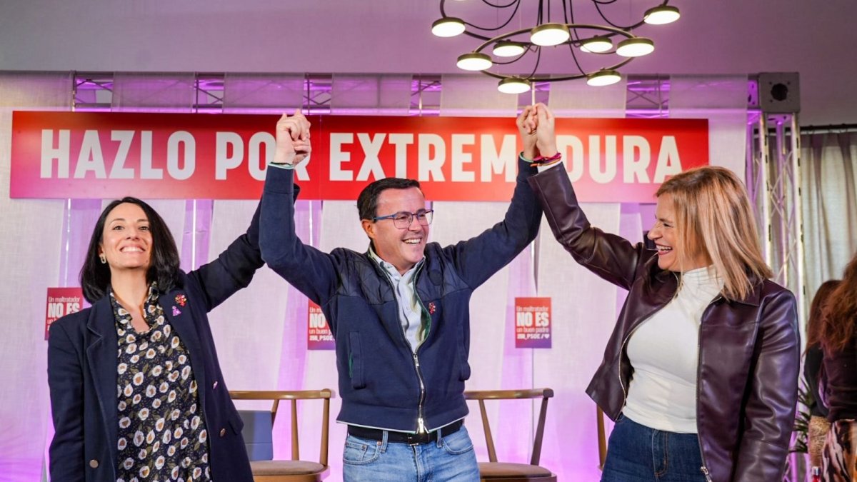 El candidato socialista a la Presidencia de la Junta de Extremadura, Miguel Ángel Gallardo, en un acto público en Cáceres junto a la secretaria de Organización del PSOE, Rebeca Torró, y la secretaria de Igualdad del PSOE, Pilar Bernabé. 