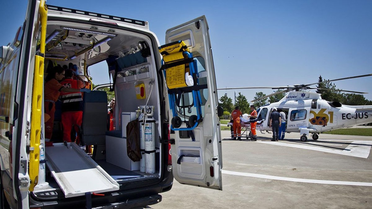 Ambulancia y helicóptero sanitario del 061.
