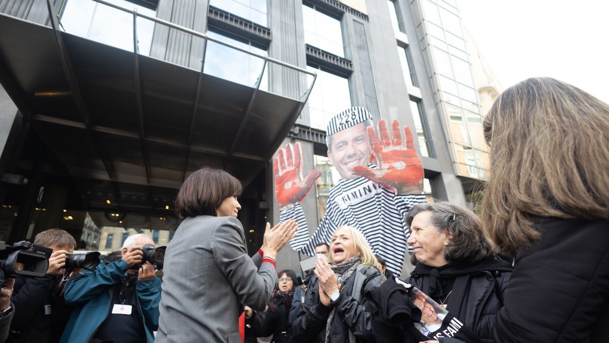 La ministra de Ciencia, Innovación y Universidades, Diana Morant, saluda a las víctimas durante una concentración frente al Congreso de los Diputados.