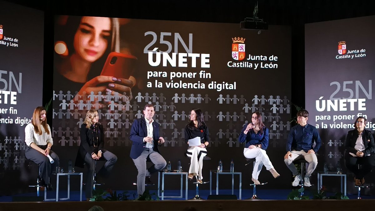 Mañueco durante su intervención en la mesa redonda sobre la violencia digital celebrada en Ávila 24/11/2025