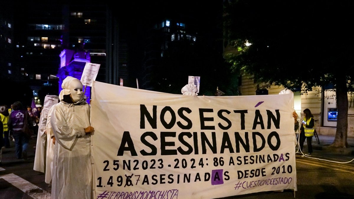 Decenas de personas durante la manifestación convocada por la Coordinadora Feminista por el 25N, a 25 de noviembre de 2024, en Valencia