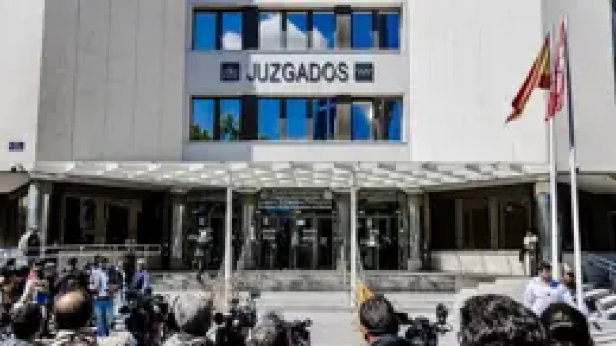 Periodistas de diferentes medios de comunicación esperan ante los Juzgados de Plaza de Castilla