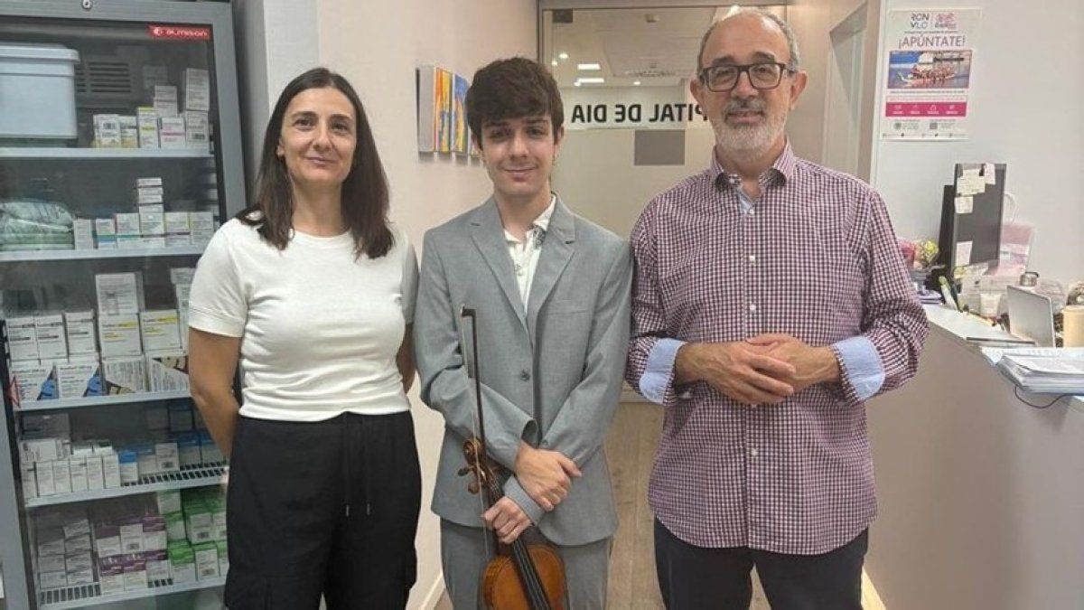 Los músicos Miriam Serrano y Daniel Bodí, junto a Carlos Carrascosa
