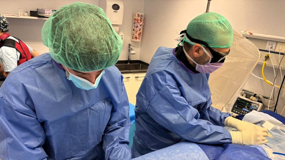 Personal sanitario realizando una ablación epicárdica