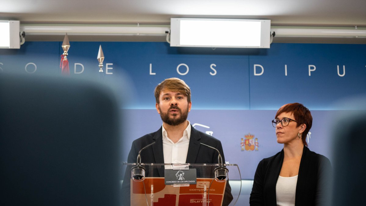 La diputada de Compromís en el grupo de los no adscritos, Águeda Micó y el diputado de Compromís adscrito al grupo Sumar, Alberto Ibáñez.