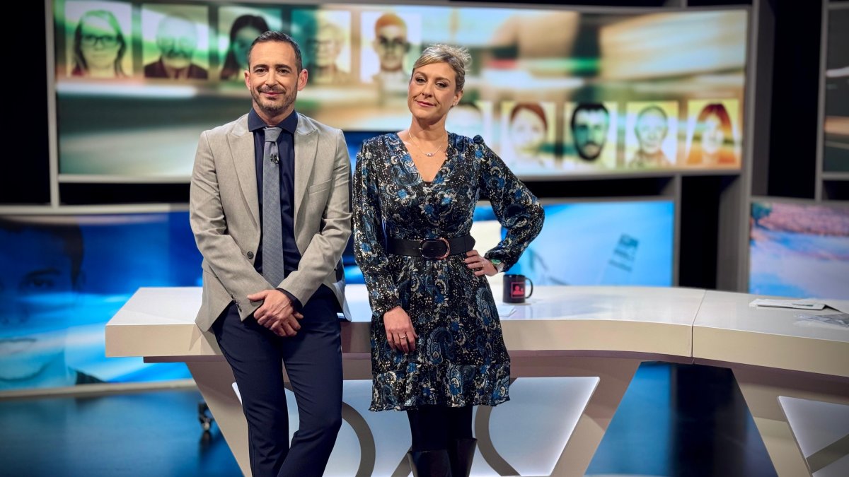 Juan Nieto i Mireia Llinares, presentadores de À Punt et busca