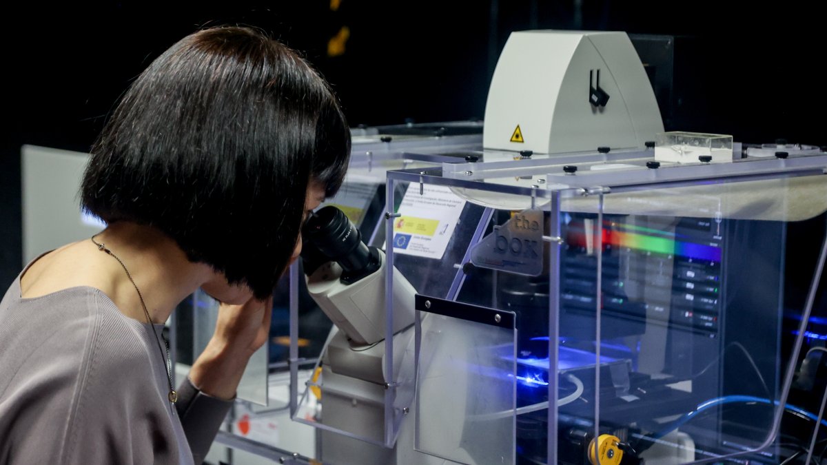 La ministra de Ciencia e Innovación, Diana Morant, mira por un microscopio en su visita al Centro Nacional de Investigaciones Oncológicas (CNIO).
