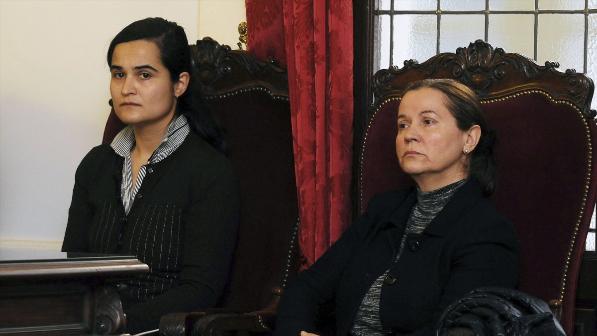 Triana Martínez  (izda.) y su madre Montserrat Domínguez durante el Juicio.