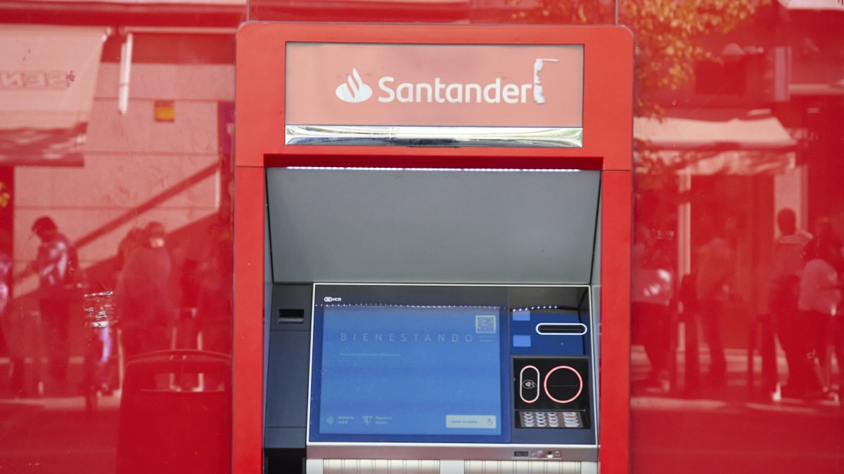 Un cajero en una oficina del Banco Santander, a 29 de septiembre de 2024, en Madrid (España).
Jesús Hellín / Europa Press
29/9/2024