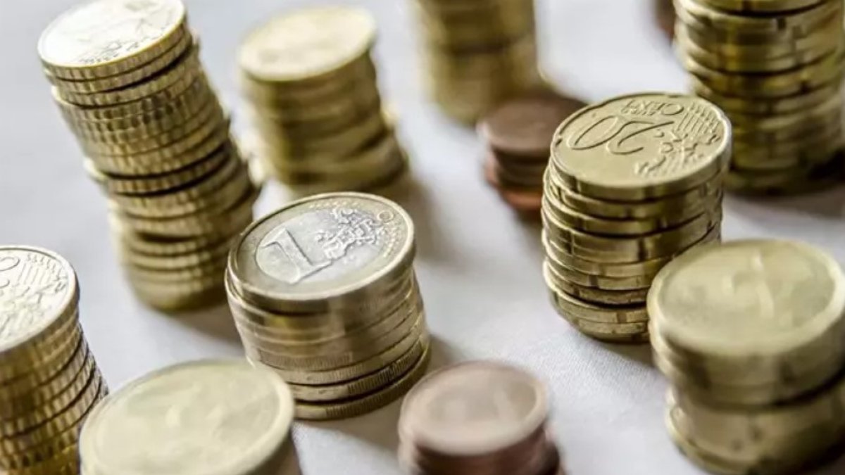 Monedas apiladas en una simpática construcción. 
EUROPA PRESS
20/3/2025
