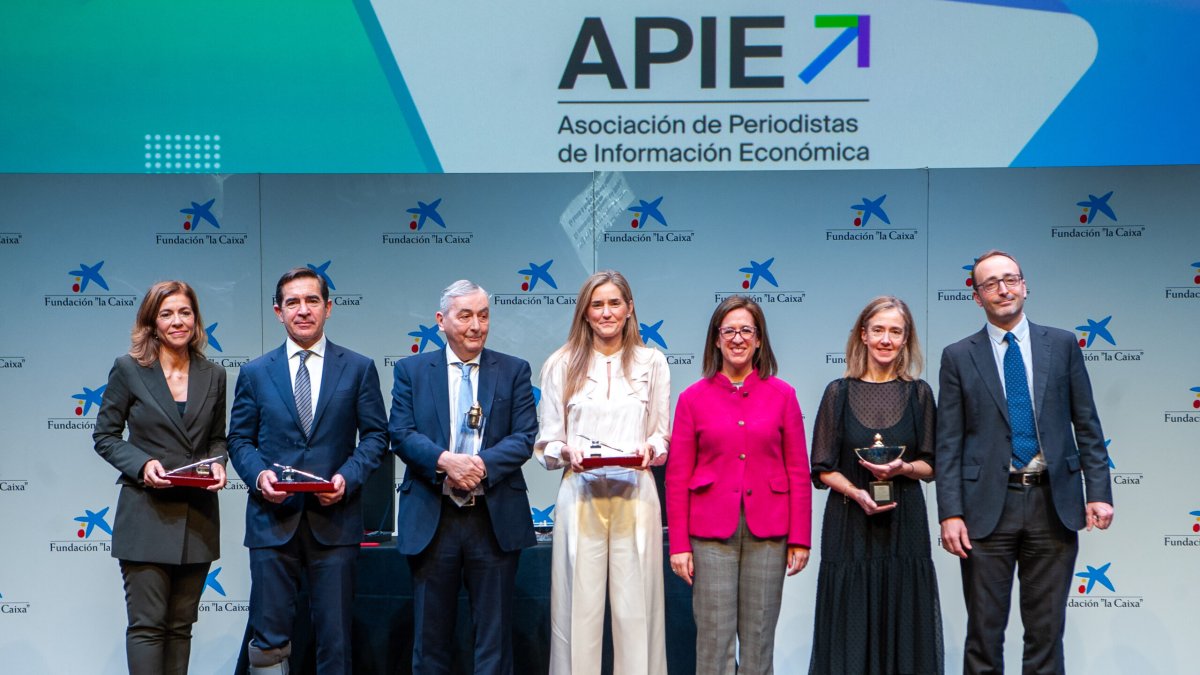 Imagen de familia de todos los premios Tintero y Secante organizados por la Asociación de Periodistas de Información Económica.