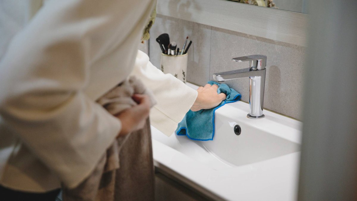 El vinagre de limpieza de Mercadona es eficaz para eliminar la cal sin dañar grifos ni superficies delicadas del baño