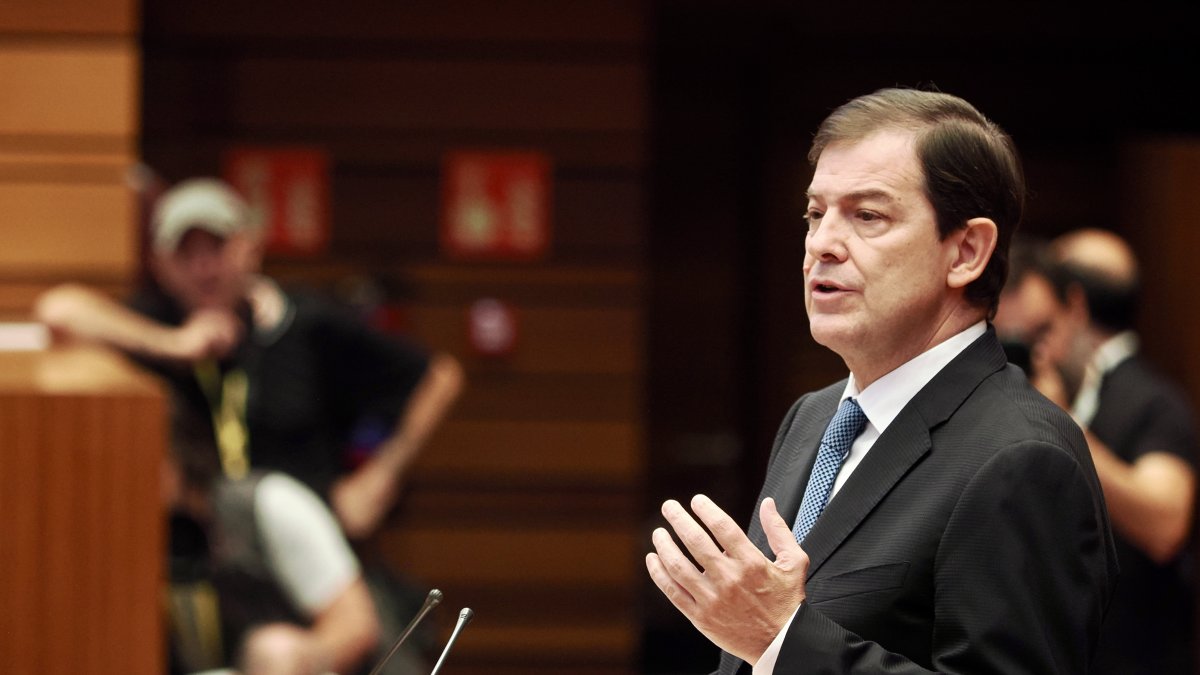 Alfonso Fernández Mañueco interviene en las Cortes de Castilla y León.