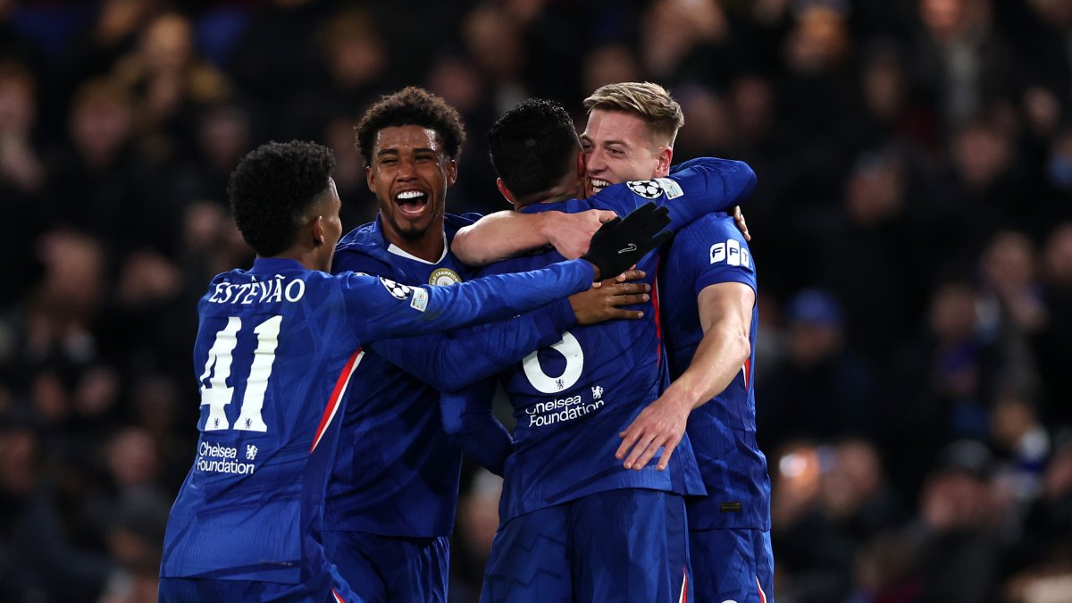 Liam Delap celebra con sus compañeros el tercer gol del Chelsea durante el duelo de la fase de liga de la UEFA Champions League 2025/26 ante el FC Barcelona en Stamford Bridge. (Foto: Justin Setterfield / Getty Images)