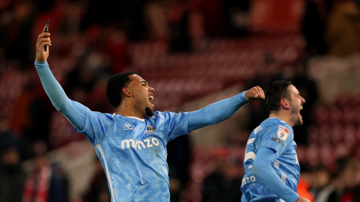 Milan van Ewijk celebrando la victoria del Coventry City en el Riverside Stadium. (Foto: Nigel Roddis / Getty Images)