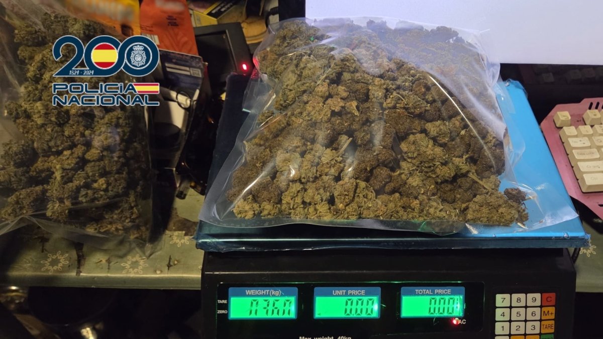 Parte del material incautado tras el operativo de los agentes.