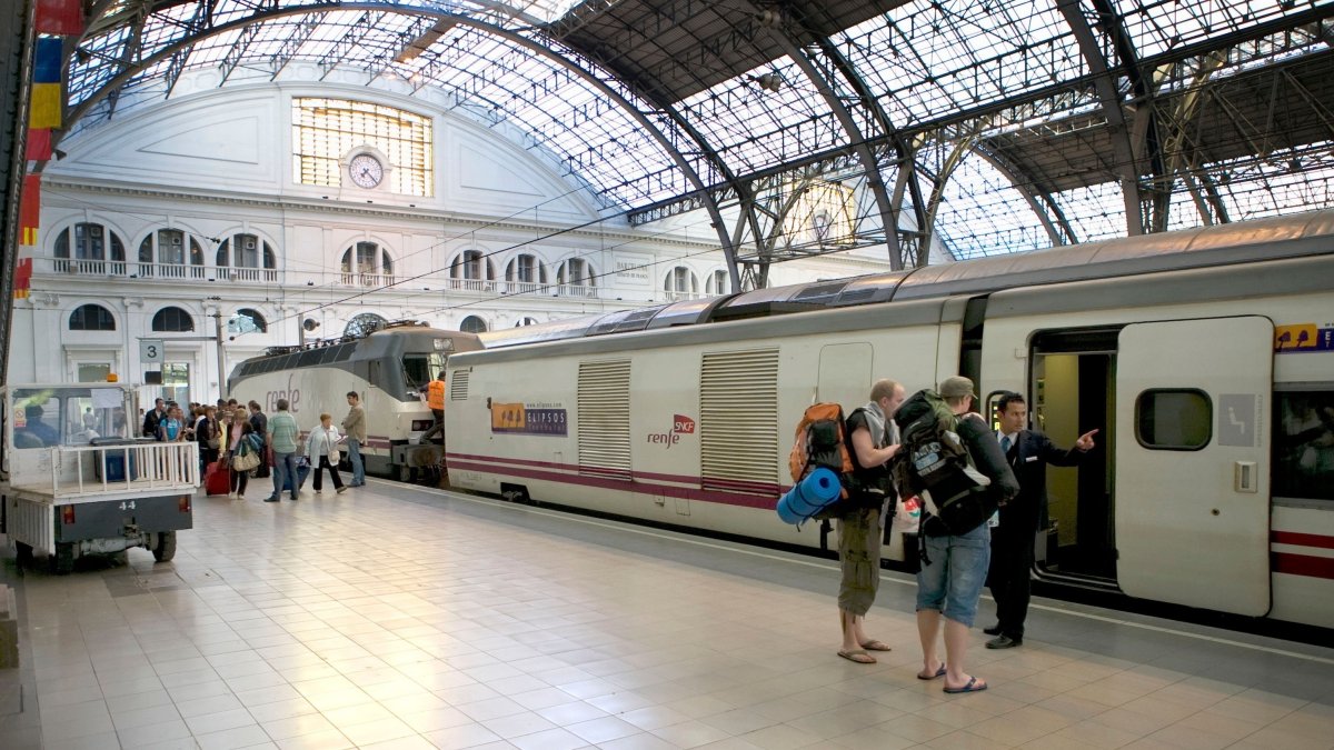 Dos turistas en chanclas tomando un tren en España.
23/4/2009
EUROPA PRESS