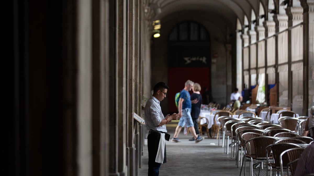 Un camarero en la plaza Real de Barcelona, a 15 de junio de 2022, en Barcelona, Catalunya (España). 
David Zorraquino / Europa Press
15 JUNIO 2022