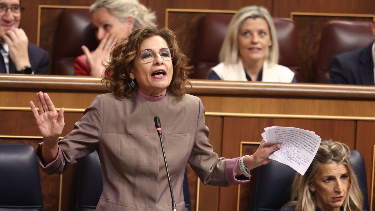 La vicepresidenta primera y ministra de Hacienda, María Jesús Montero, durante una sesión de control al Gobierno, en el Congreso de los Diputados.