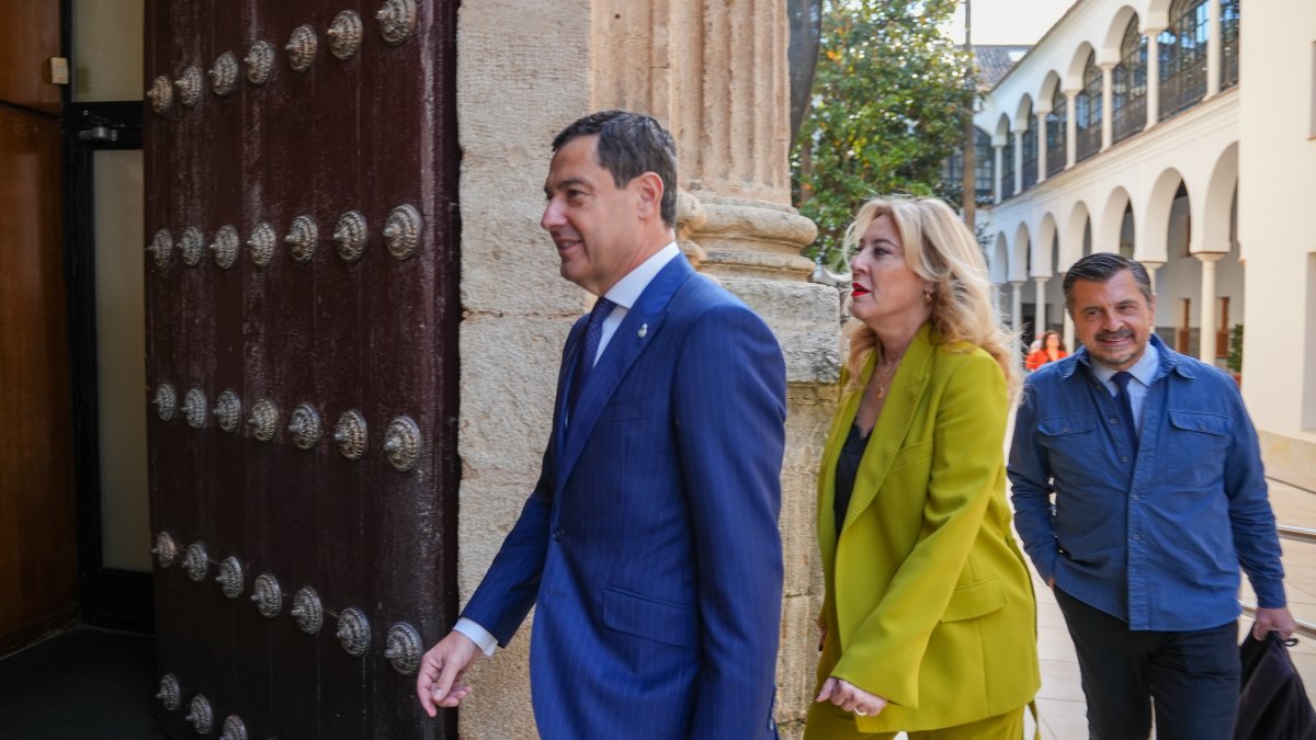 El presidente de la Junta de Andalucía, Juanma Moreno, junto a la consejera Carolina España y el portavoz del Grupo Parlamentario Popular, Toni Martín.