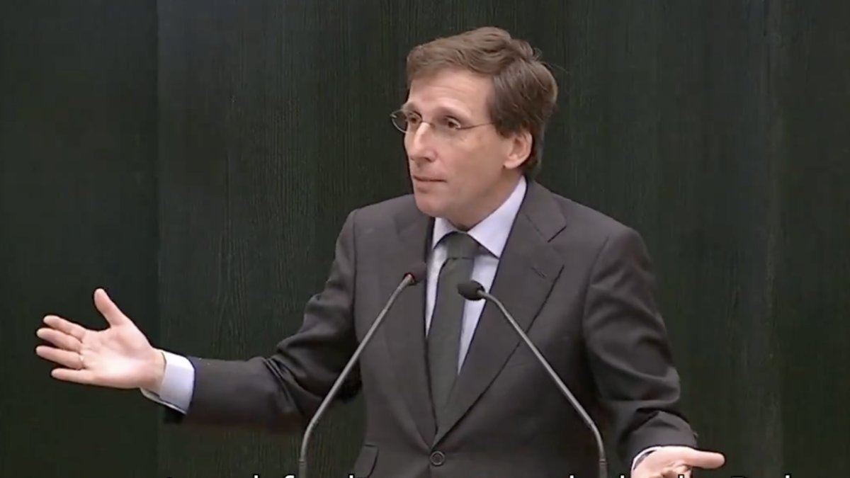 El alcalde de Madrid, José Luis Martínez-Almeida, en el pleno del Ayuntamiento