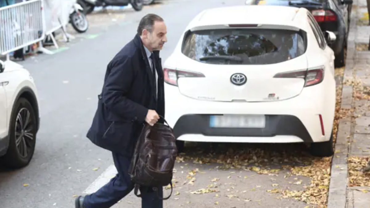 José Luis Ábalos llegando este jueves al Tribunal Supremo y portando una mochila.