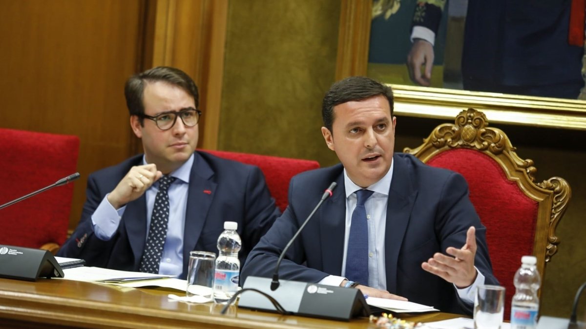El expresidente de la Diputación de Almería, Javier Aureliano García, y el exvicepresidente, Fernando Giménez (a la izquierda) en un pleno.