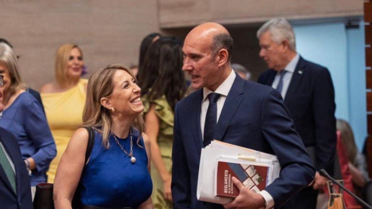 María Guardiola y el portavoz del Partido Popular, José Ángel Sánchez Juliá./ Javier Cintas