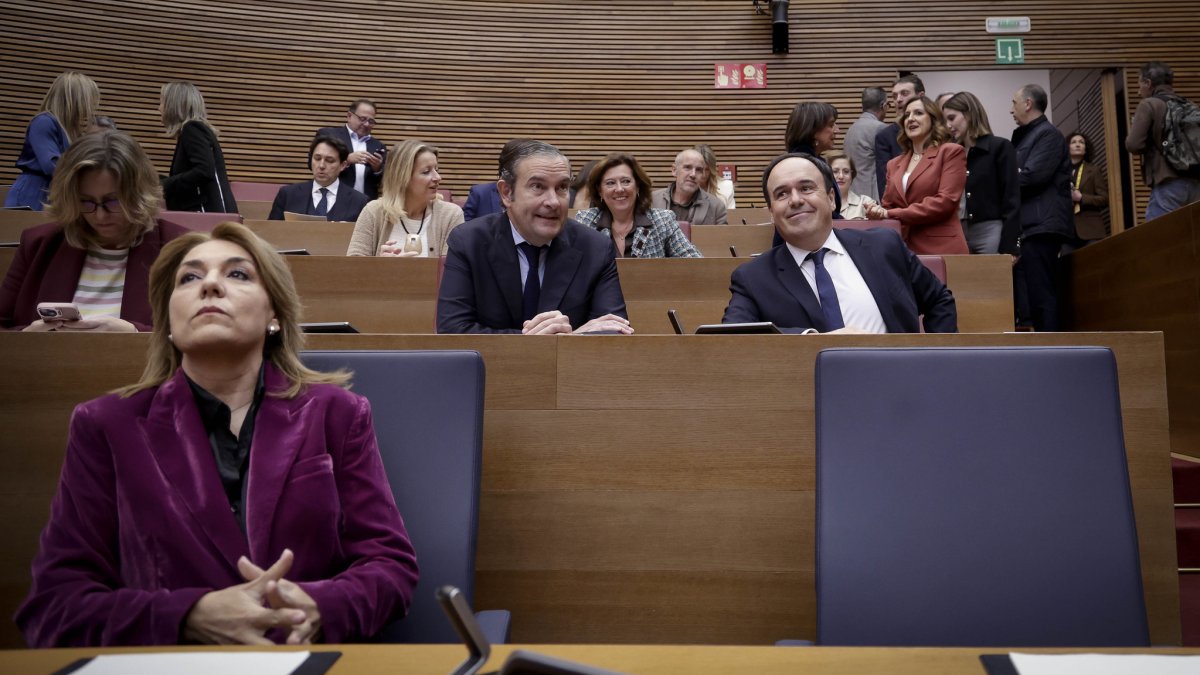 Juanfran Pérez Llorca tras las silla vacía de Mazón en el pleno de investidura