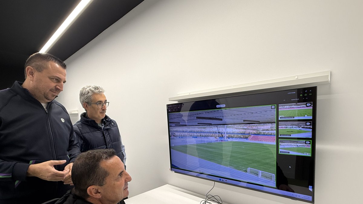 El alcalde de La Nucía, Bernabé Cano, en el centro de coordinación del sistema de cámaras de la Ciudad Deportiva.