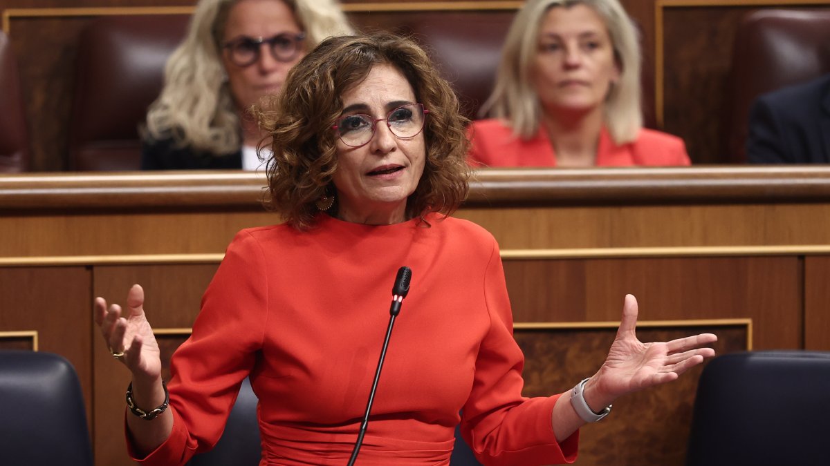 La vicepresidenta primera y ministra de Hacienda, María Jesús Montero, durante una sesión de control al Gobierno.
Eduardo Parra / Europa Press
12 NOVIEMBRE 2025