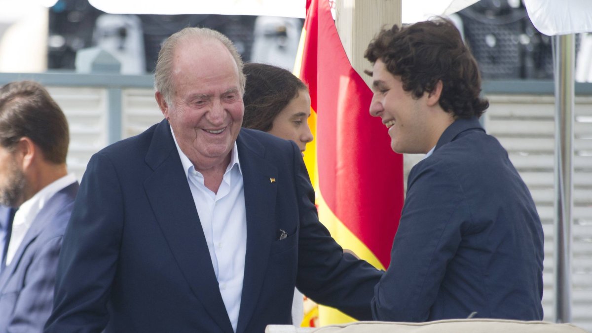 El rey Juan Carlos I comparte una escena distendida con su nieto Froilán, símbolo de una relación cercana marcada por consejos sencillos y gestos cotidianos.