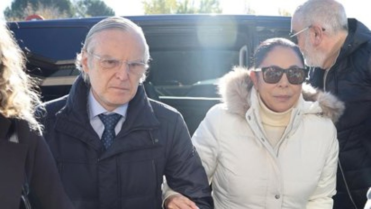 Isabel Pantoja junto a su abogado y su hermano.