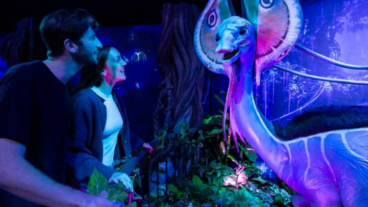 Una pareja descubre de cerca una criatura del universo Avatar en una de las zonas más espectaculares y realistas de la experiencia inmersiva.