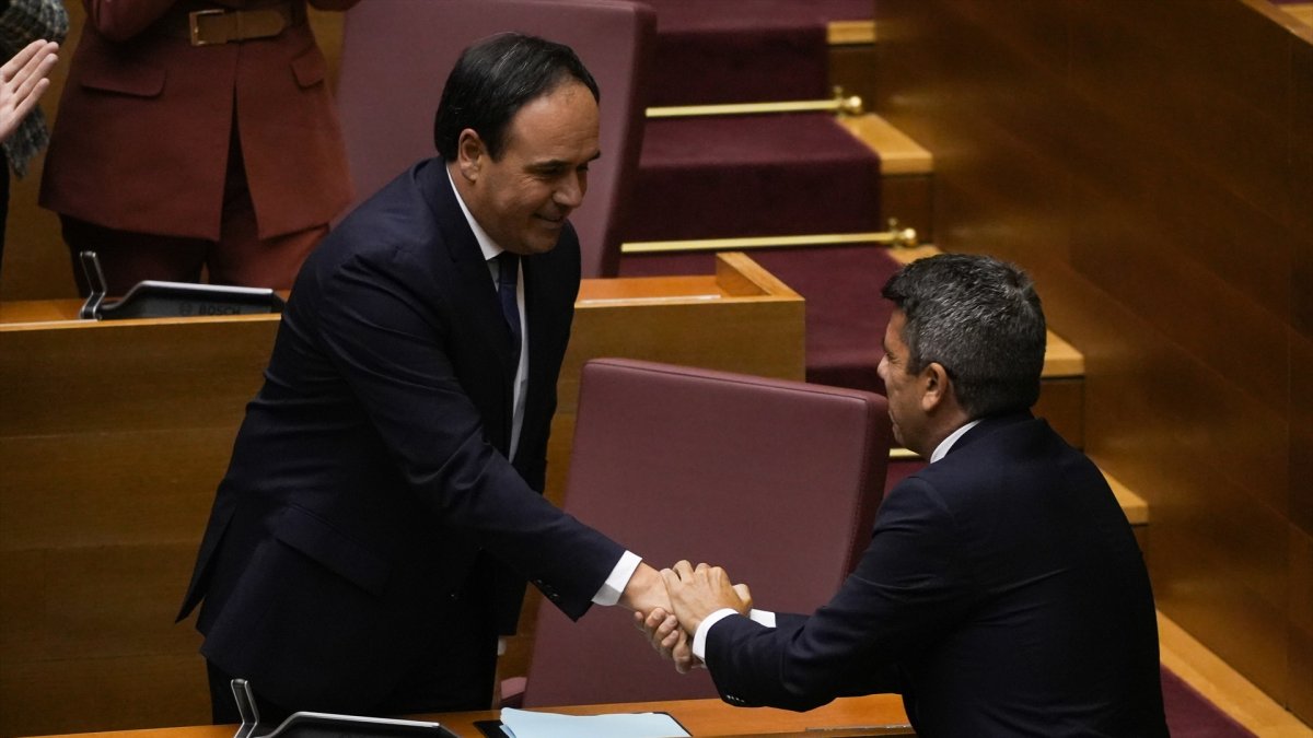 El candidato del PP a la Presidencia de la Generalitat, Juanfran Pérez Llorca, se da la mano con el 'president' de la Generalitat en funciones, Carlos Mazón, tras la investidura
JORGE GIL/EUROPA PRESS
27/11/2025