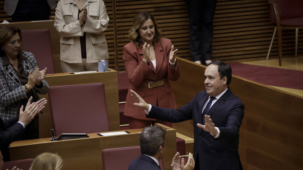 Juanfran Pérez Llorca recibe los aplausos de su grupo en Les Corts