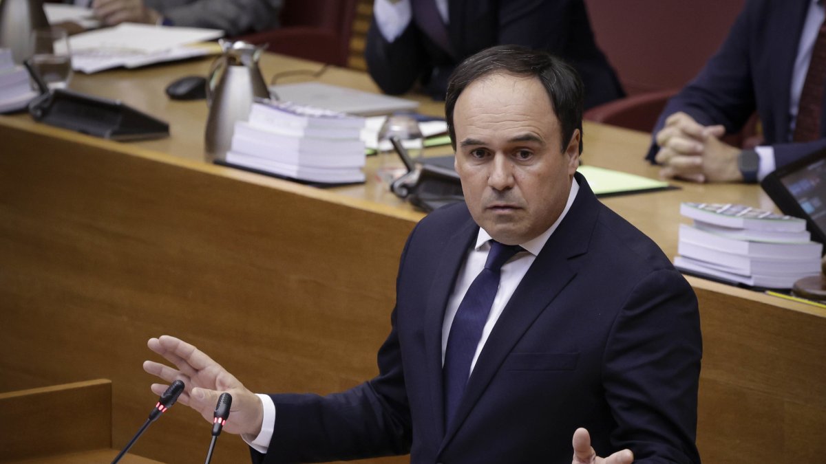 El nuevo presidente de la Generalitat Valenciana, Juanfran Pérez Llorca, en el debate de investidura