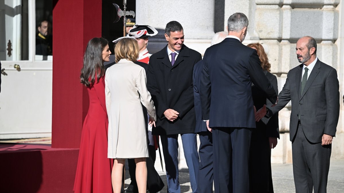 La Reina Letizia, la primera dama, Elke Büdenbender, el Rey Felipe y el presidente alemán, Frank-Walter Steinmeier, saludan a Pedro Sánchez,