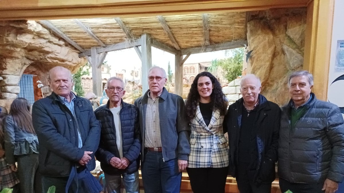 La concejala de Fiestas, Cristina Cutanda, junto a los maestros belenistas en la inauguración del belén municipal.