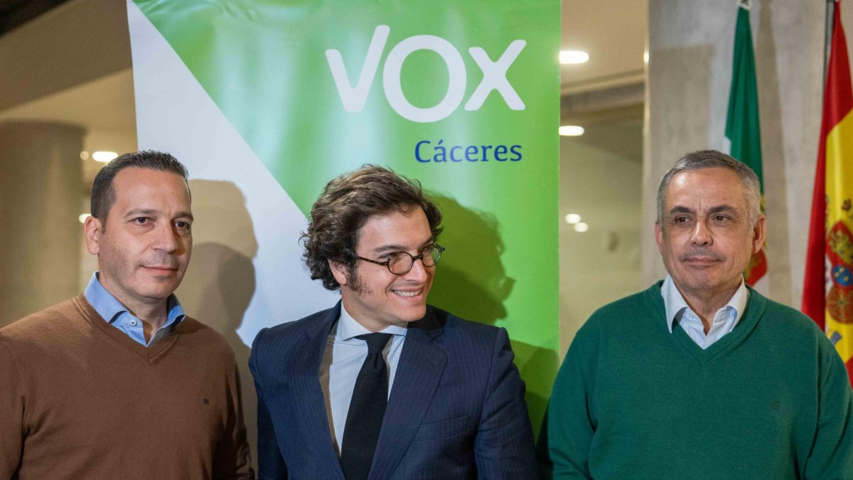Candidato de Vox, Óscar Fernández Calle, diputado nacional. Jose María Figaredo y el Senador, Ángel Pelayo. Vox Extremadura