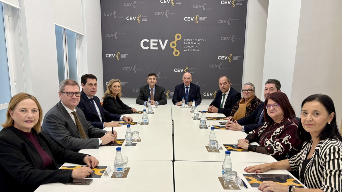 Representantes de la Confederación Empresarial de la Comunitat Valenciana y de las Cámaras de Comercio durante la reunión.