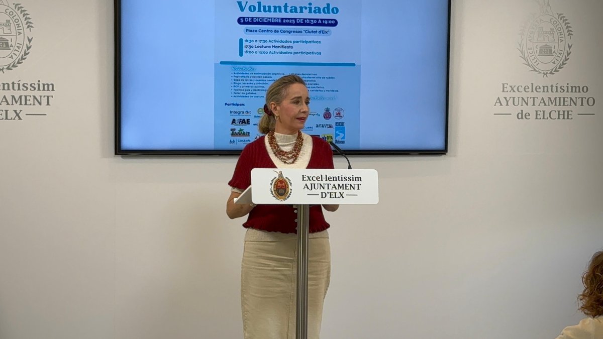 La concejala de Acción Social en Elche, Celia Lastra, presenta los actos del Día del Voluntariado.