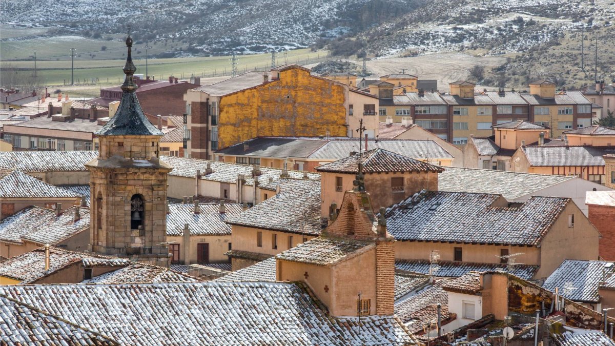 Los tejados de Molina de Aragón cubiertos por una fina capa de nieve invernal refuerzan su título como el pueblo más frío de España, según la AEMET.