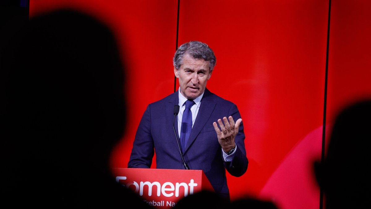 El presidente del PP Alberto Núñez Feijóo ante la patronal catalana