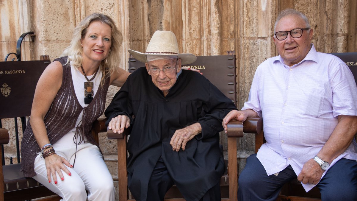La alcaldesa de Xirivella, Paqui Bartual, junto a Vicent March Cervera. 