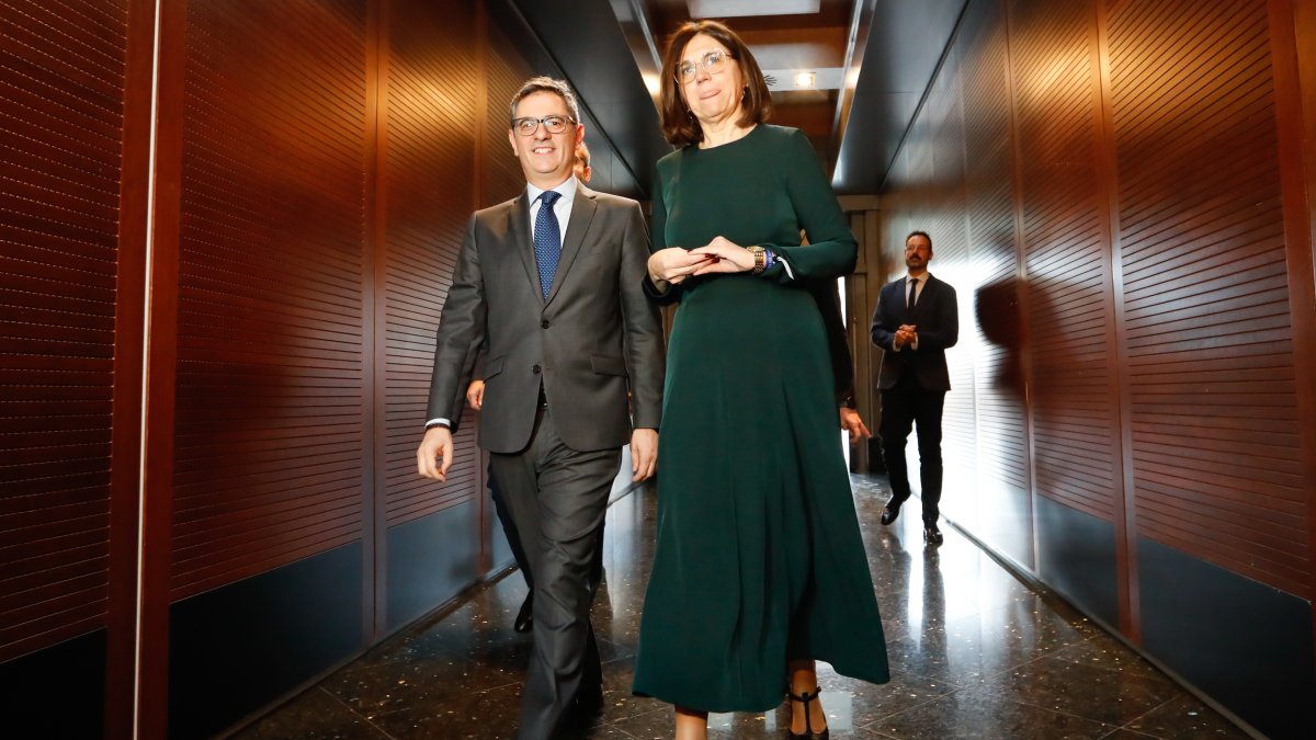 El ministro de Justicia, Felix Bolaños, junto a la presidenta de la asociación, María Jesús del Barco.