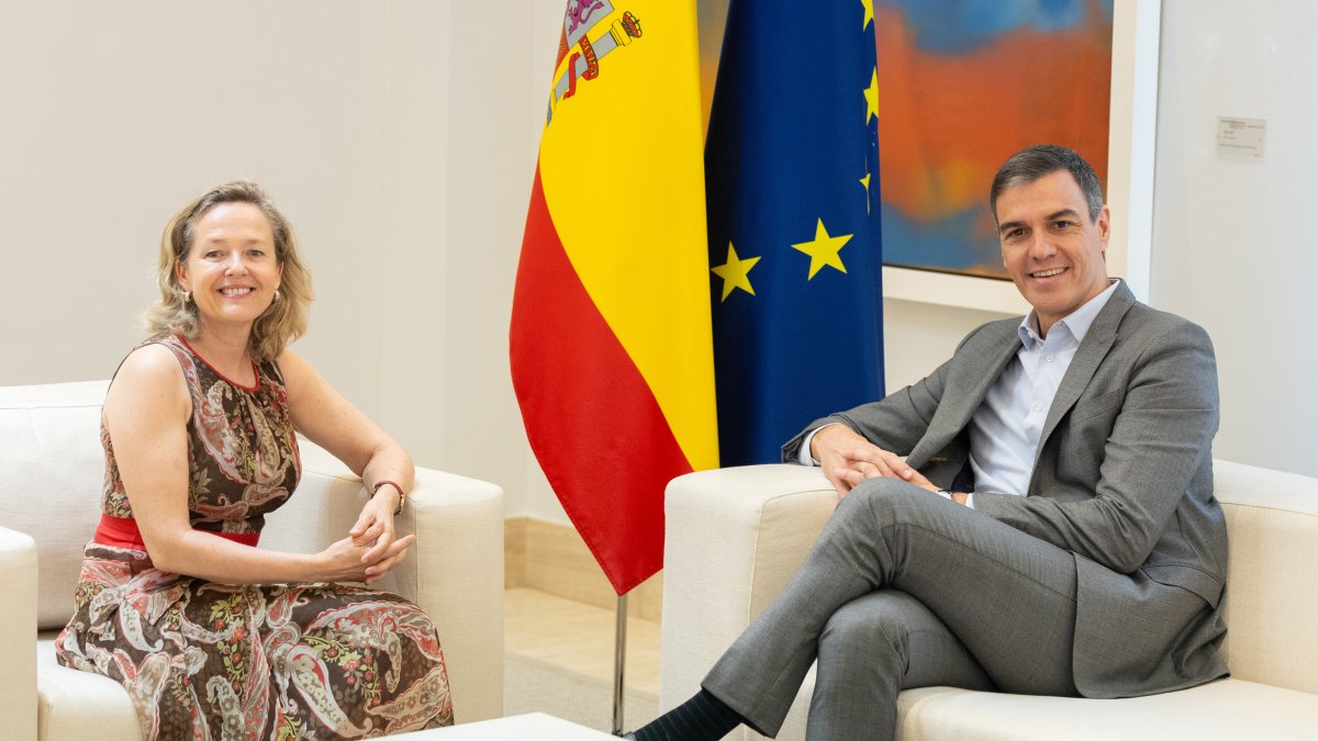 El presidente del Gobierno, Pedro Sánchez, con la presidenta del Banco Europeo de Inversiones, Nadia Calviño.