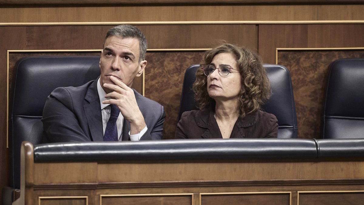 El presidente del Gobierno, Pedro Sánchez, y la vicepresidenta primera y ministra de Hacienda, María Jesús Montero, en el Congreso.